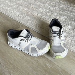 On cloud 5 sneakers women 7.5